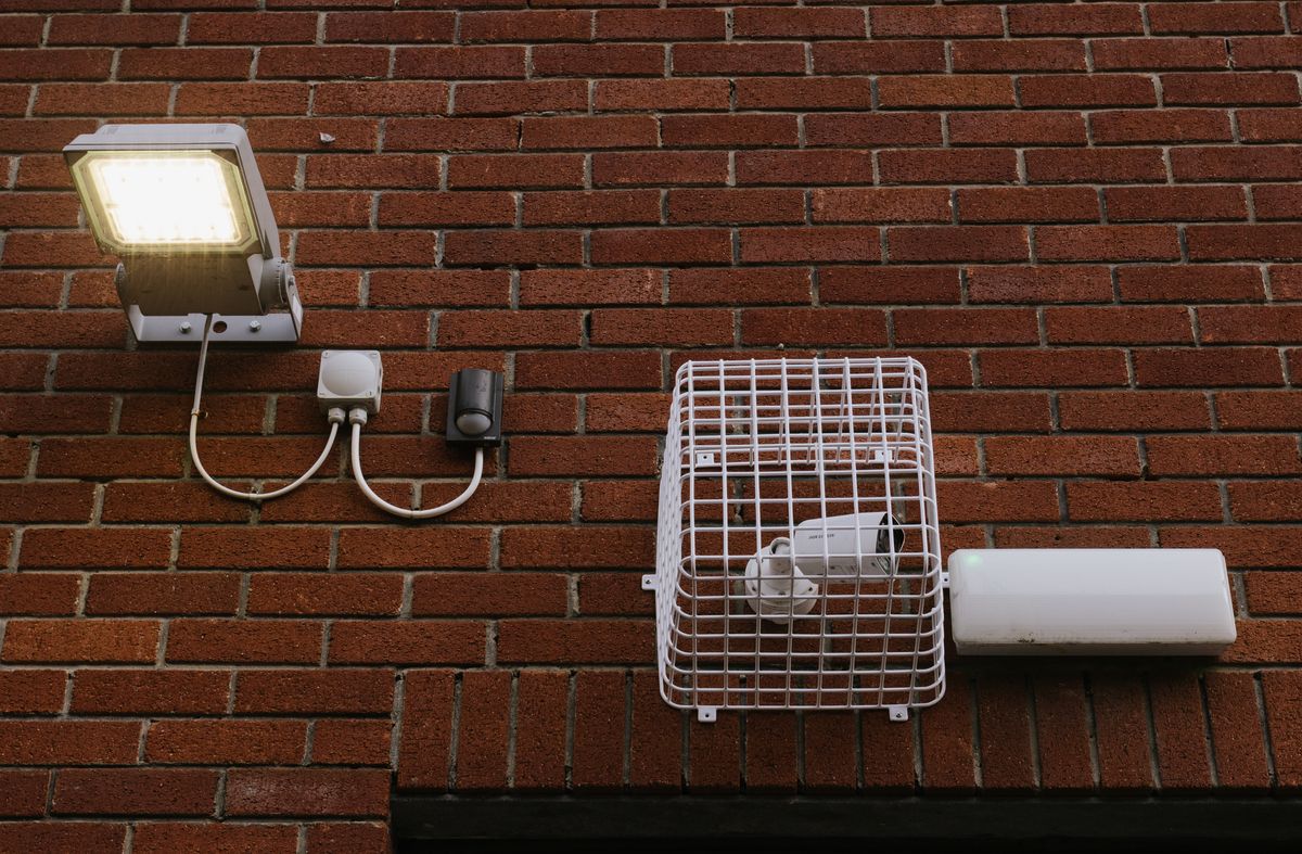 玄関用人感センサーライト（電池式）おすすめ比較｜検知範囲・防雨性能で選ぶ人気4選